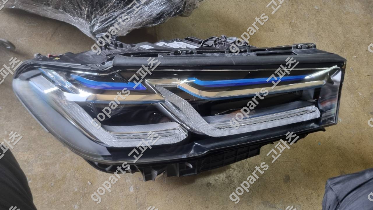 BMW 5시리즈 G30 중고 조수석 헤드라이트 레이저 타입 5A388D6-03/04 700,000원
