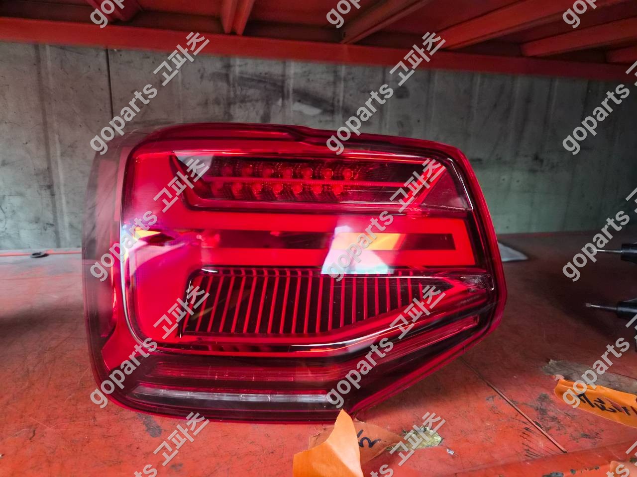 아우디 Q2 중고 후미등 81a945091B 200,000원