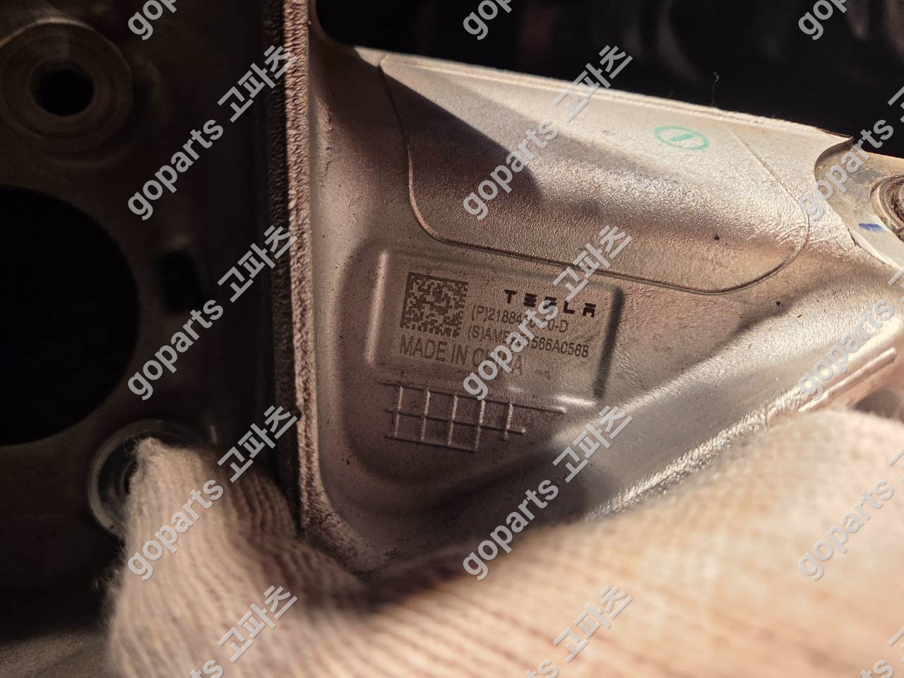 테슬라 모델 Y 조수석 뒷 너클 상세사진 2