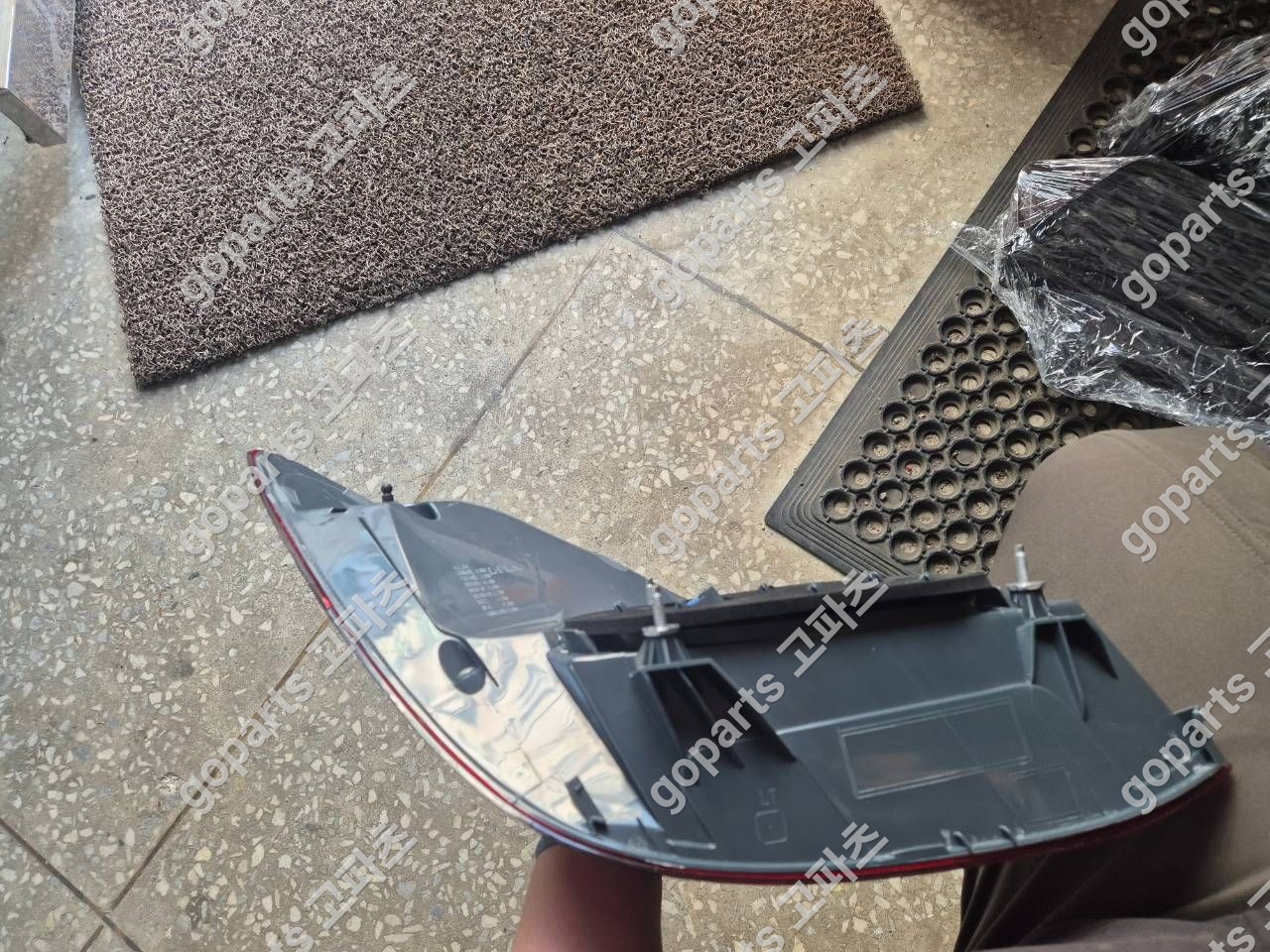 벤츠 C클래스 W205 조수석 후미등 상세사진 3