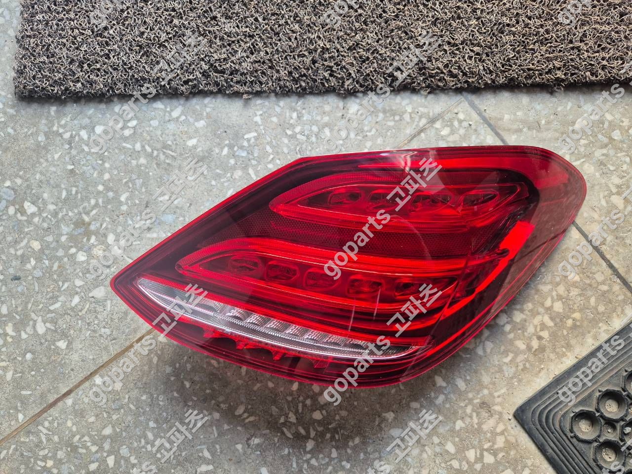 벤츠 C클래스 W205 조수석 후미등 중고 230,000원