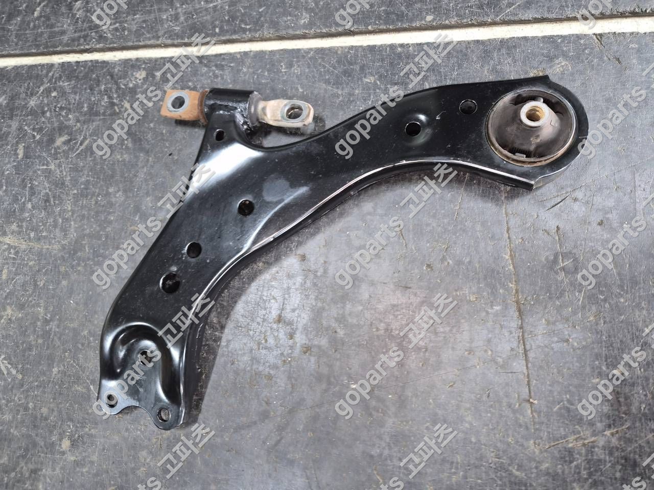 렉서스 ES 7세대 운전석 앞 로어암 상세사진 2