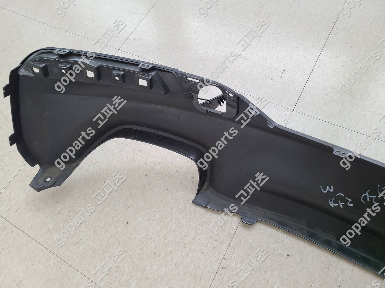 BMW 5시리즈 G30 전기형 리어 디퓨저 (견인고리캡 포함) 상세사진 7