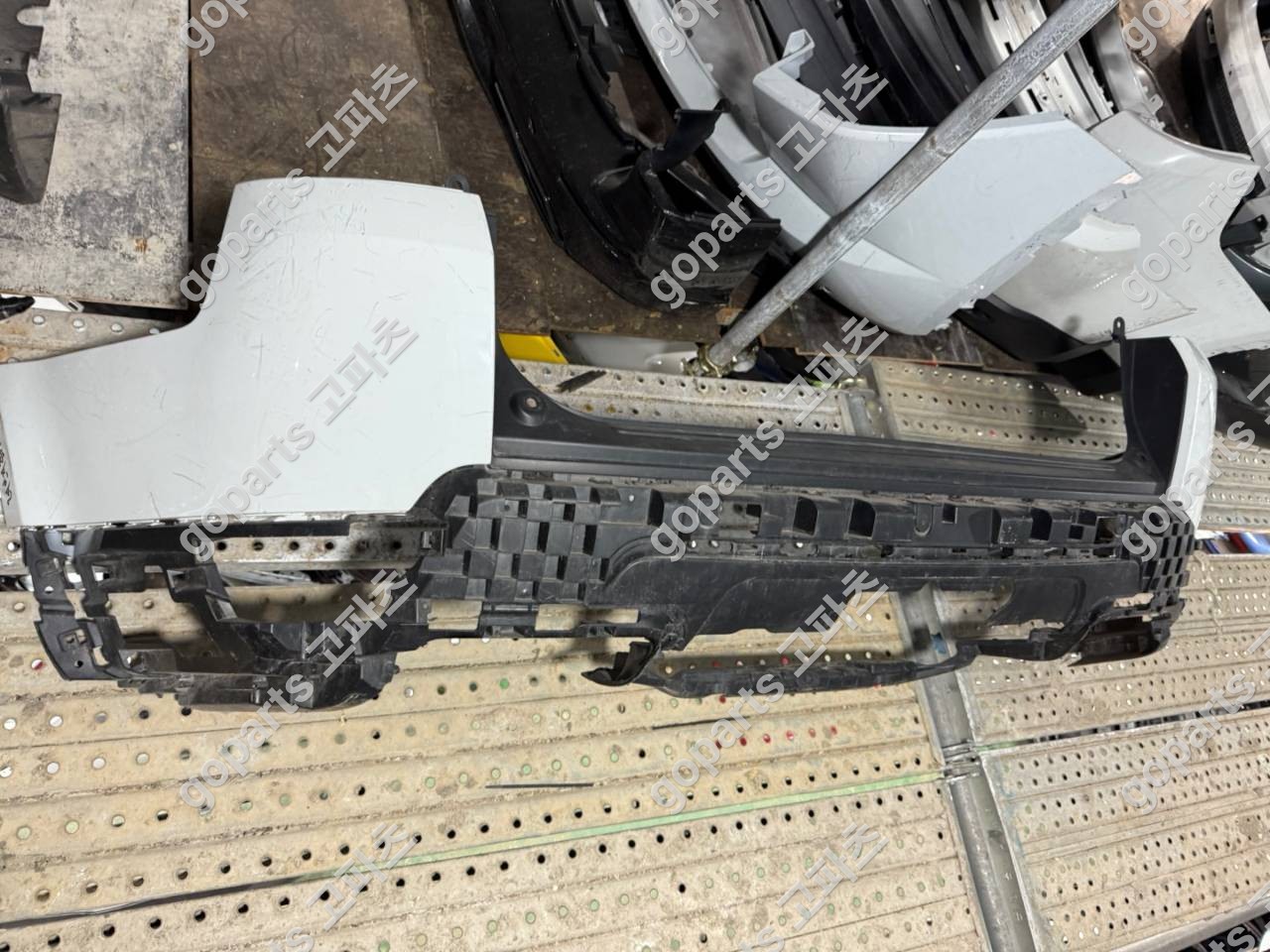 랜드로버 레인지로버 스포츠 L494 후기형 후범퍼 상세사진 3