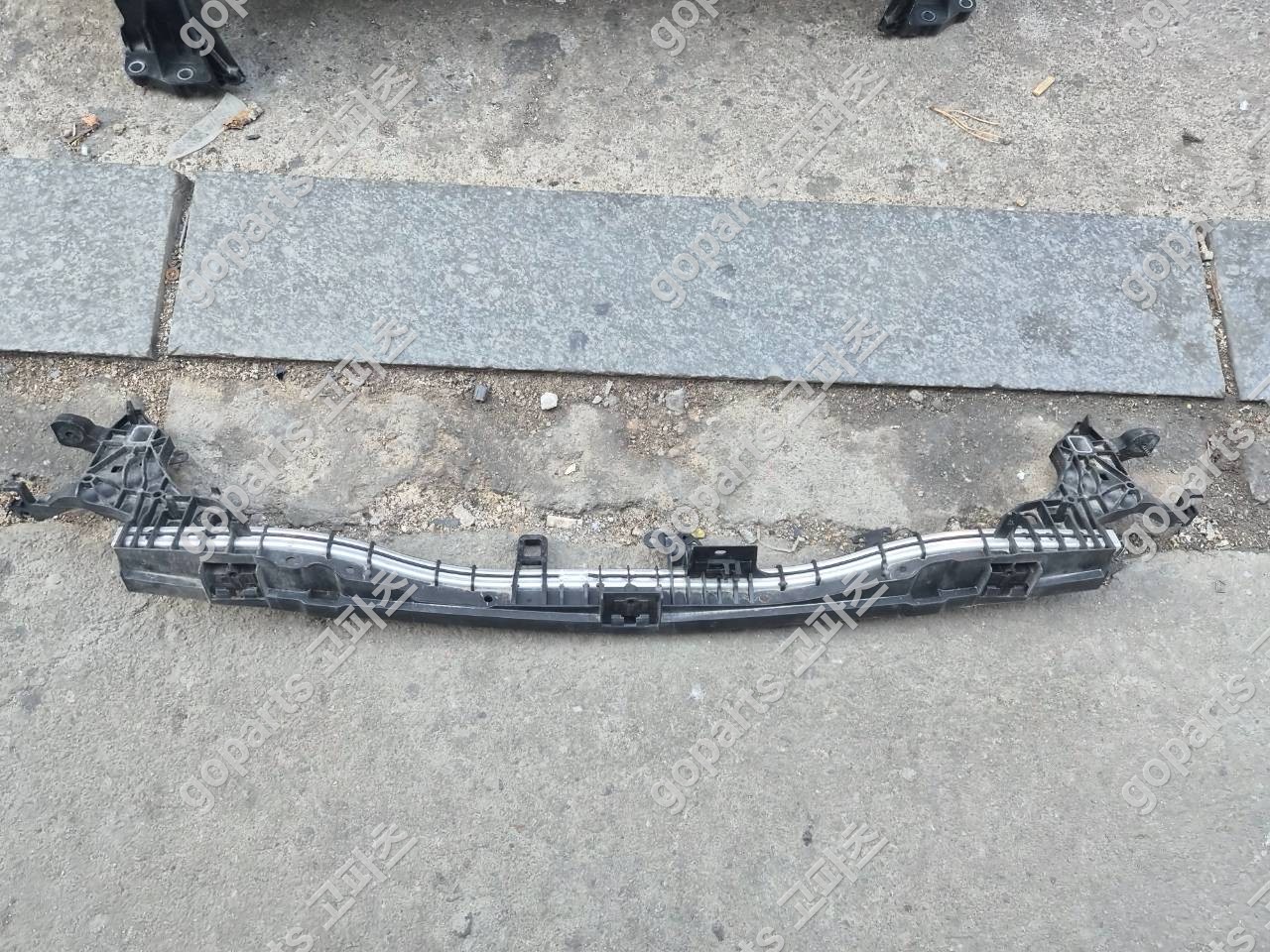 벤츠 E클래스 라디에터상단어퍼상판넬지지쫄대, 콘솔 타이바 브라켓 서포트바 A2136201701 중고 100,000원