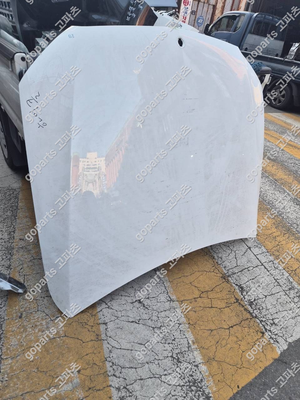 벤츠 E클래스 W213 흰색 본넷 상세사진 2