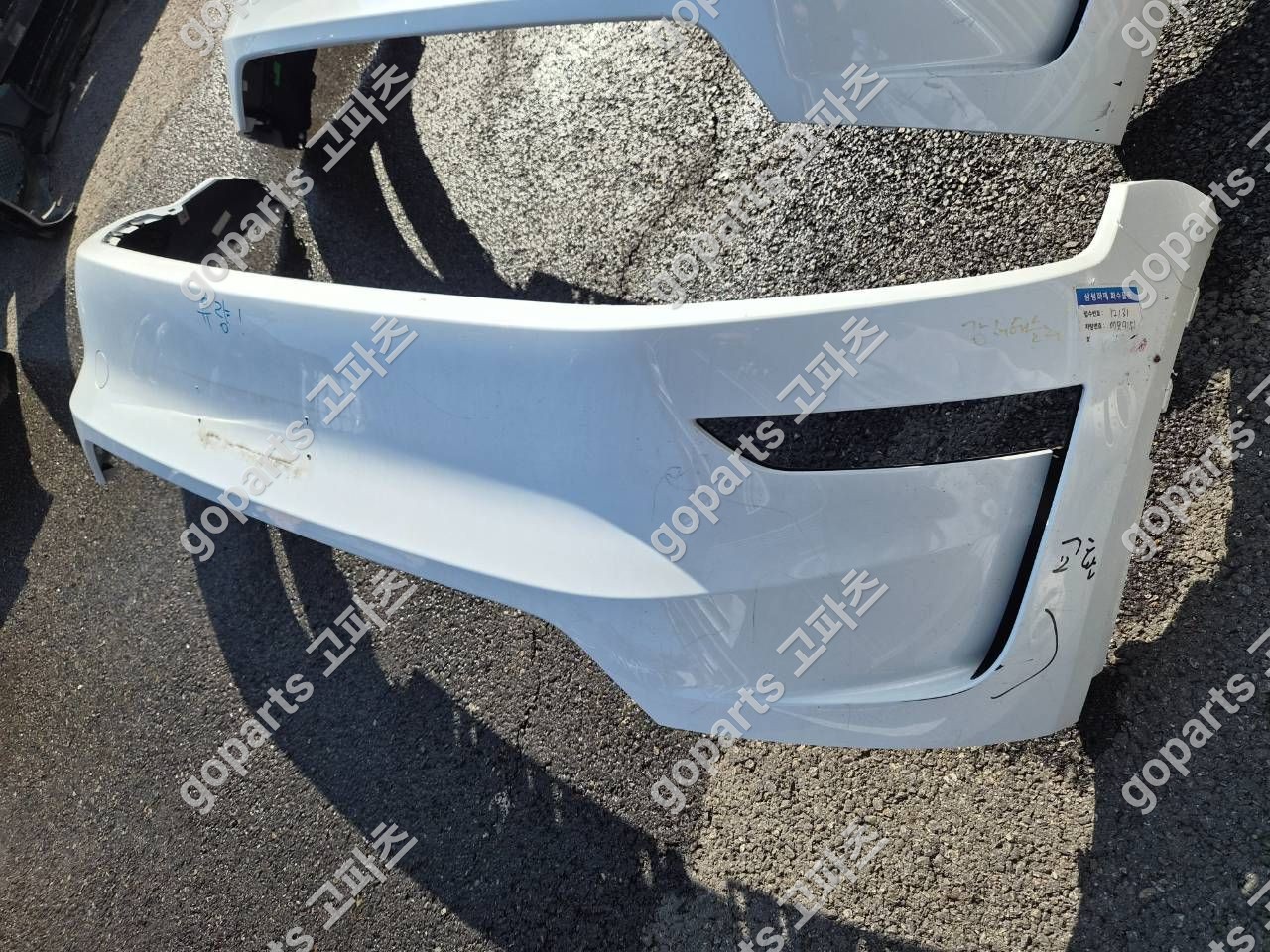 테슬라 모델 Y 흰색 전범퍼 상세사진 2