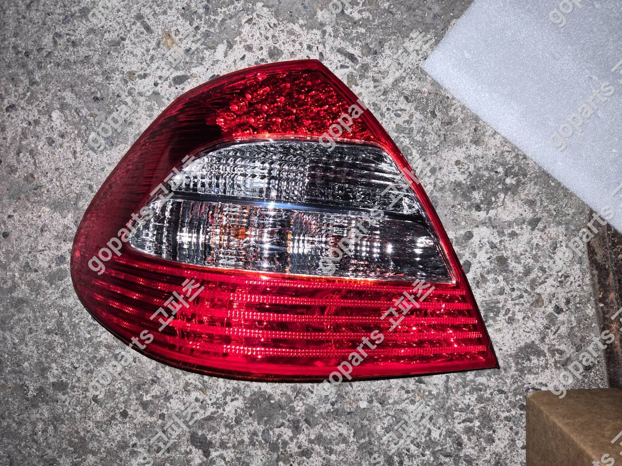 벤츠 E클래스 W211 운전석 후미등 상세사진 3