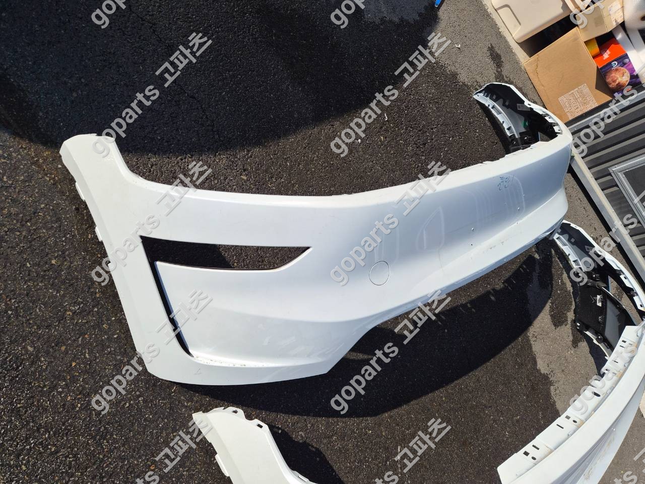 테슬라 모델 Y 흰색 전범퍼 상세사진 3