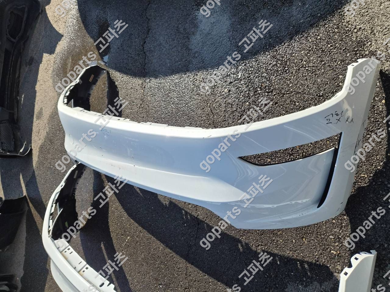 테슬라 모델 Y 흰색 전범퍼 상세사진 2