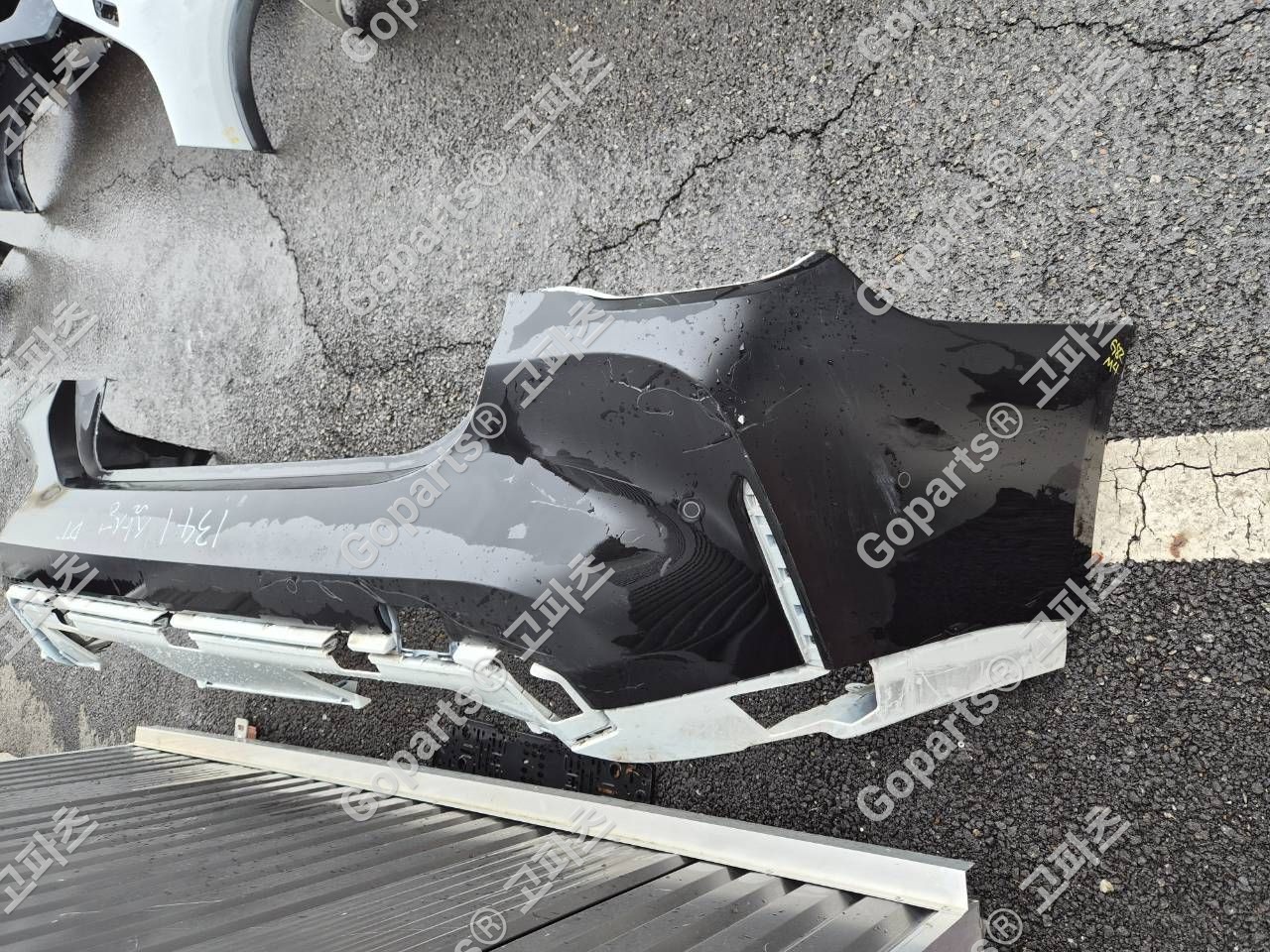BMW M4 G82 검정색 후범퍼 상세사진 2