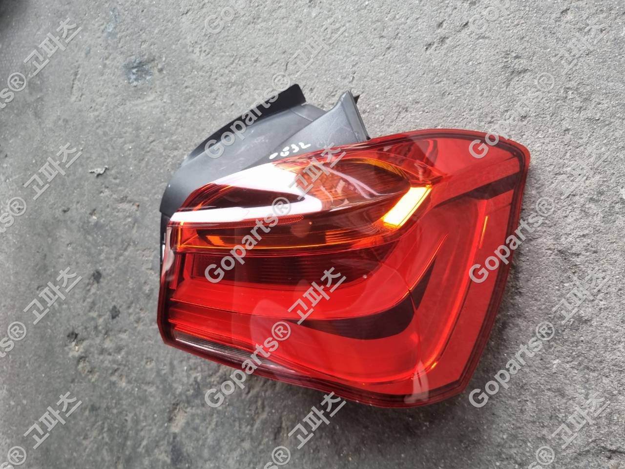 BMW 1시리즈 F20 후기형 조수석 리어테일라이트 7359018-10 상세사진 2
