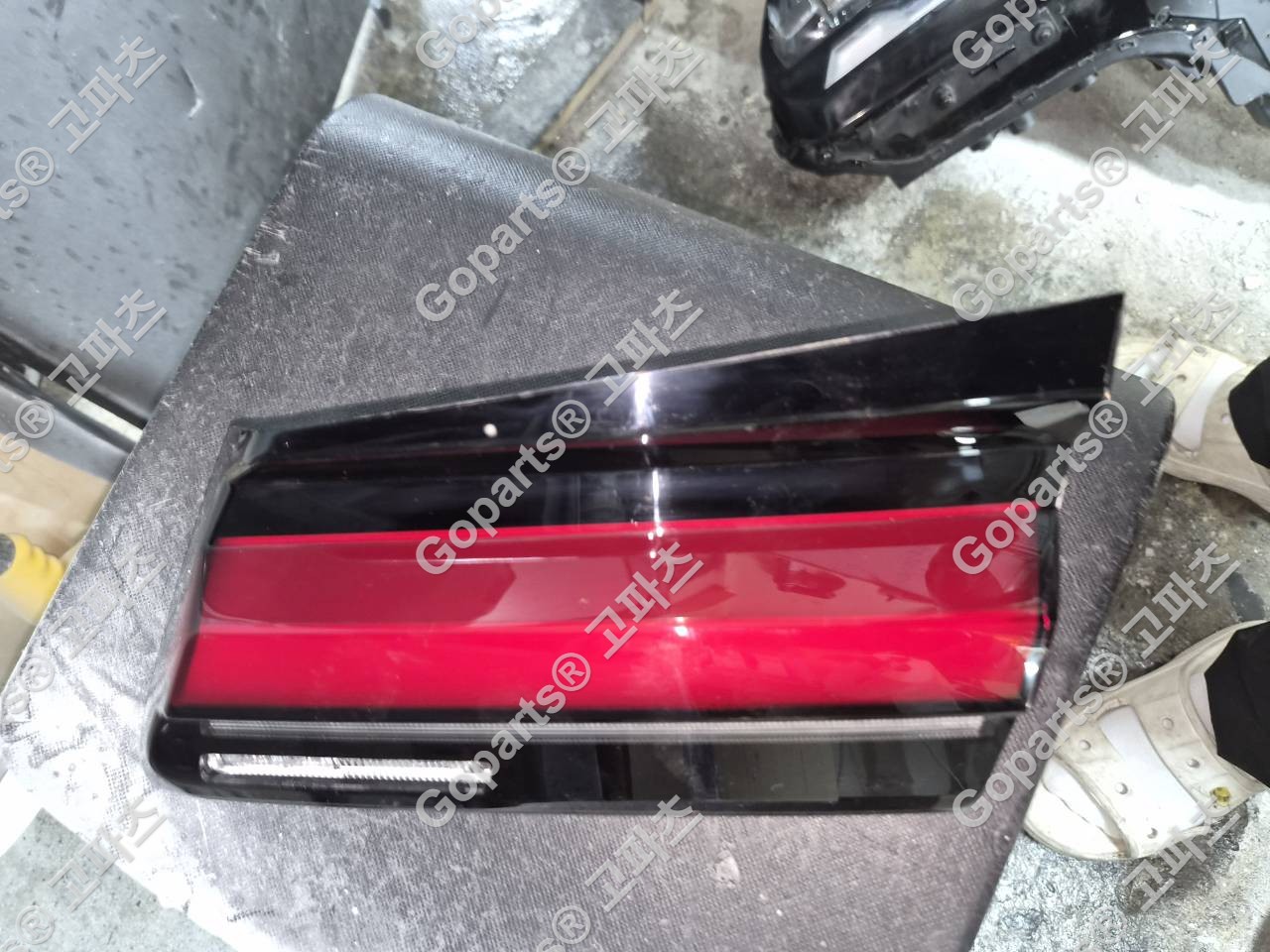 BMW G30 5시리즈 후기형 조수석 후미등 63215A38AF2 중고 150,000원