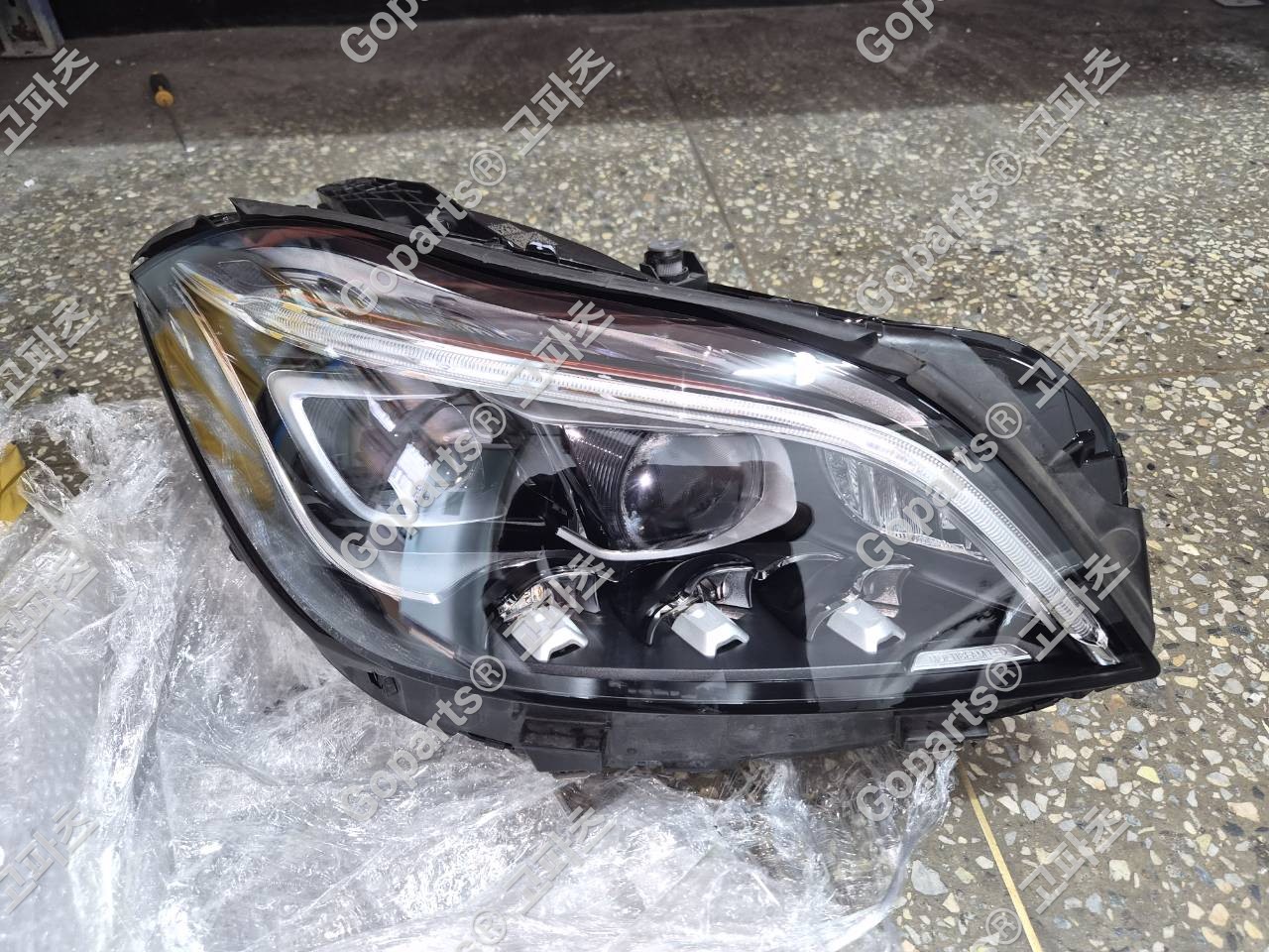 벤츠 CLS W218 후반기 조수석 헤드라이트 A2188204059 800,000원 중고