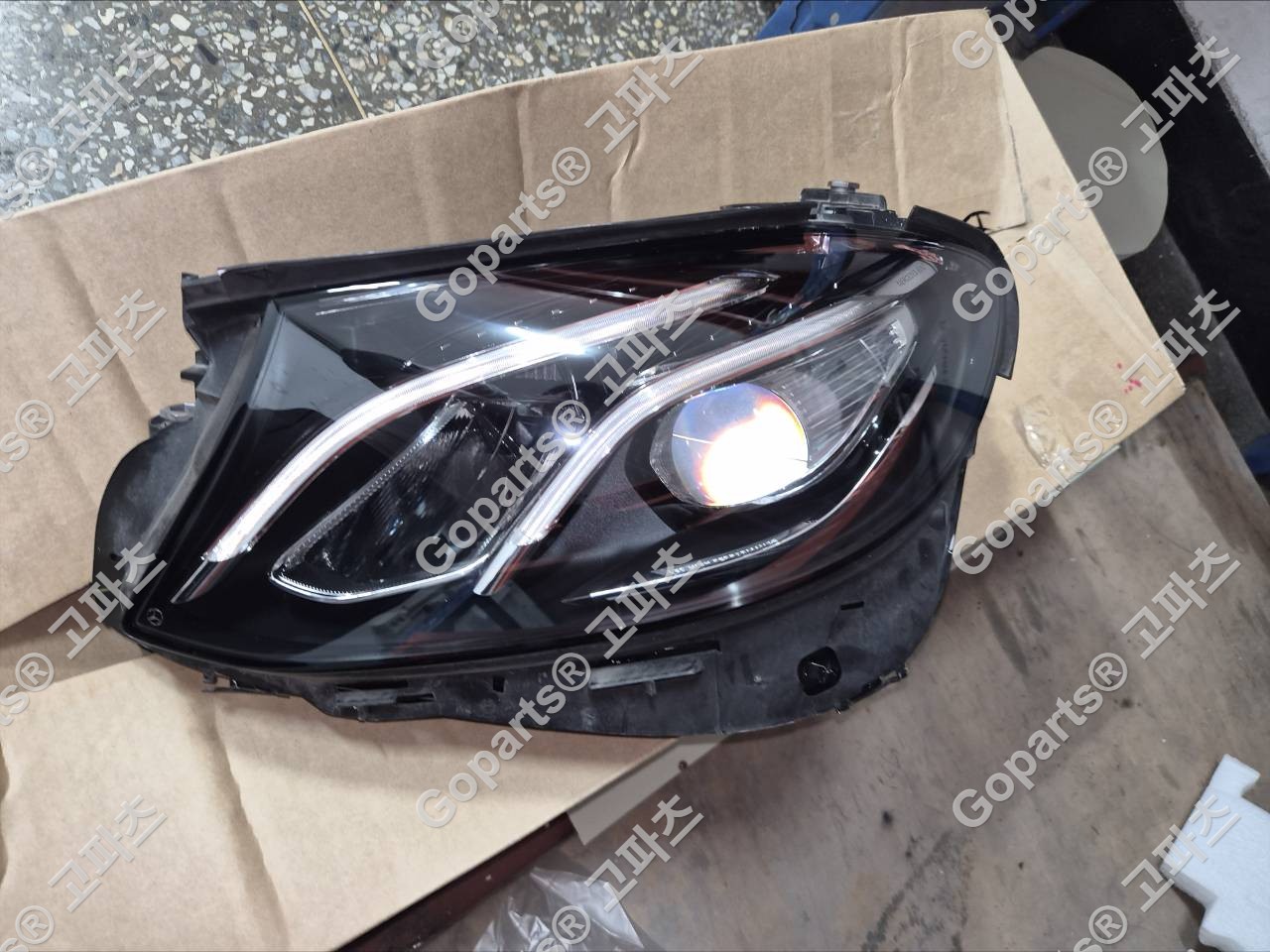 벤츠 W213 전기형 운전석 헤드라이트 A2139063904 400,000원 중고