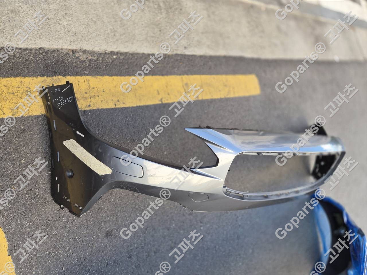 볼보 V90 앞범퍼 (물노즐 타입) 상세사진 2