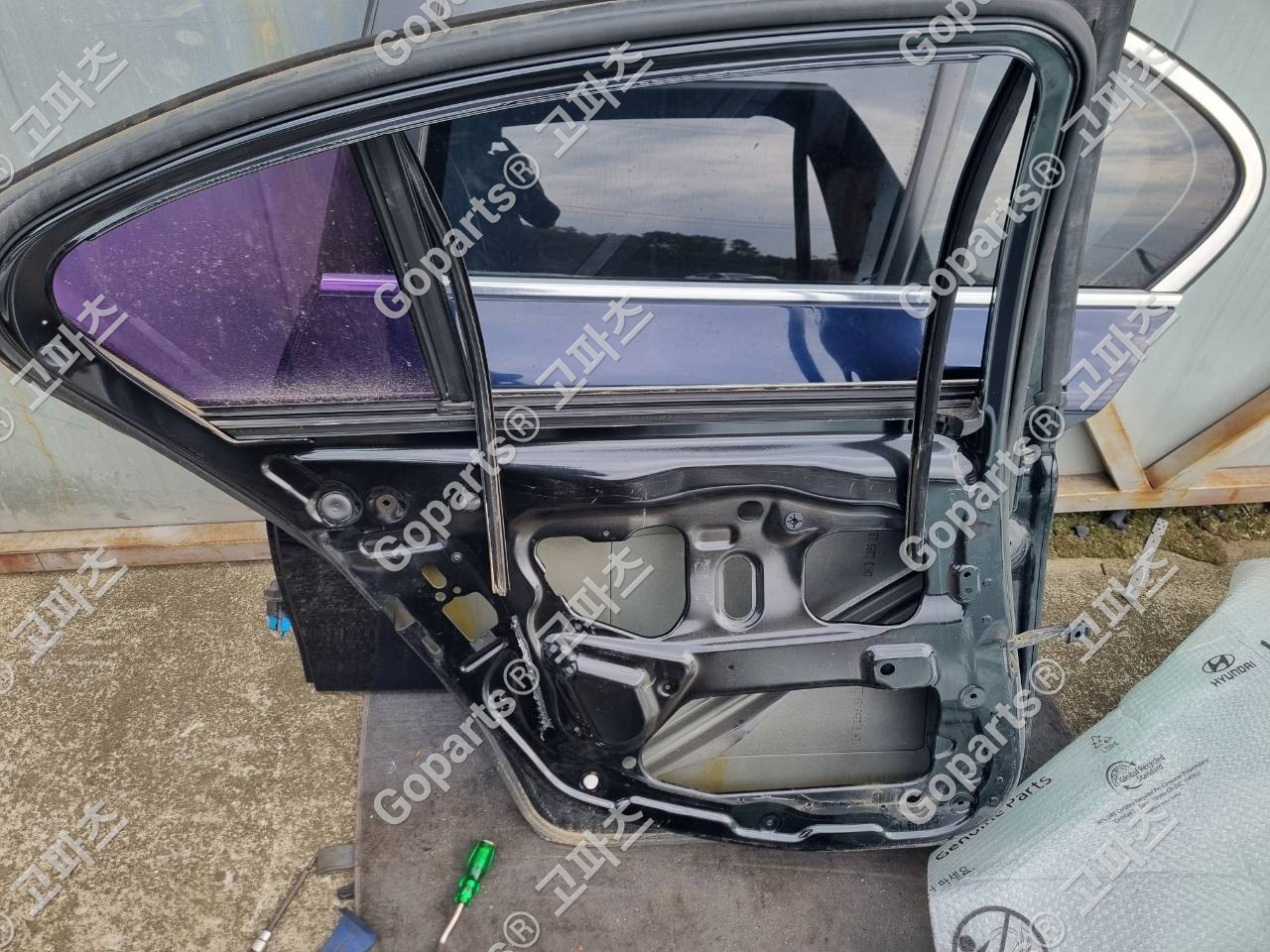 BMW F10 5시리즈 운전석 리어도어 중고 상세사진 3