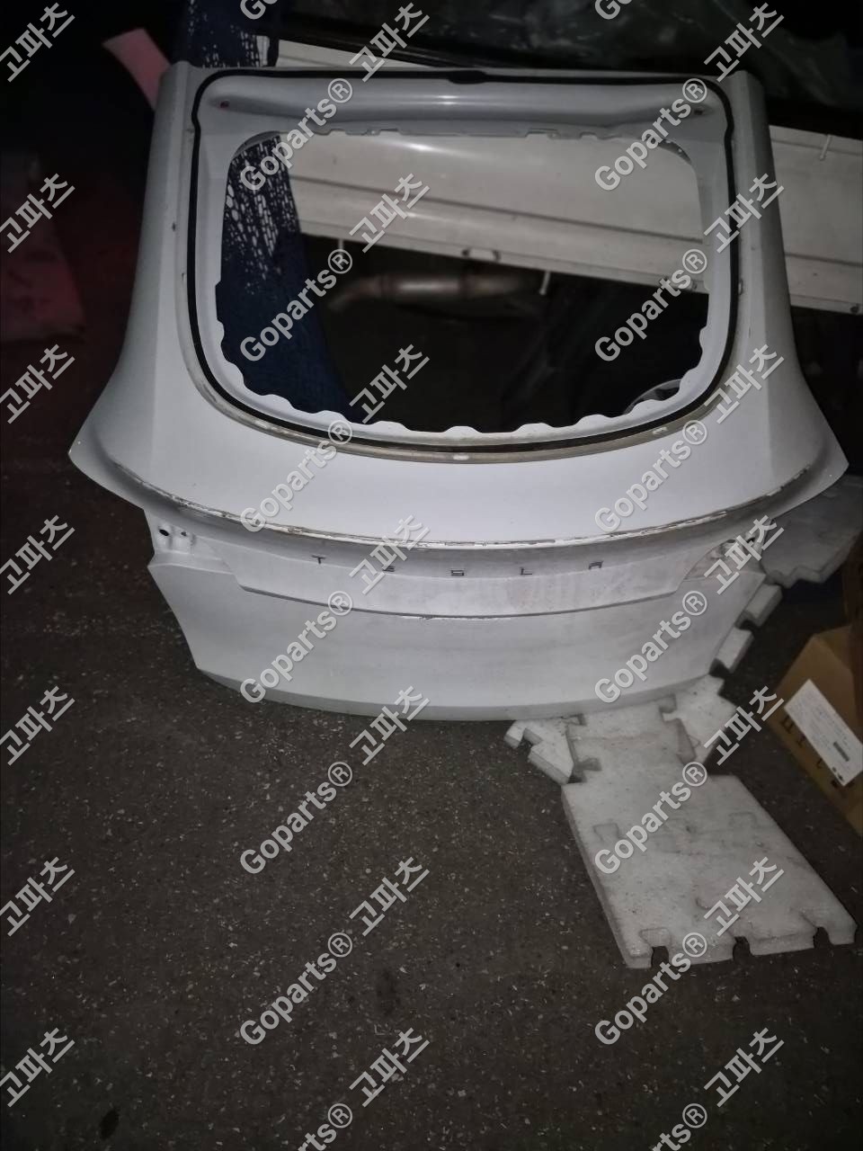 테슬라 모델Y 검정색 트렁크 테일게이트 상세사진 2