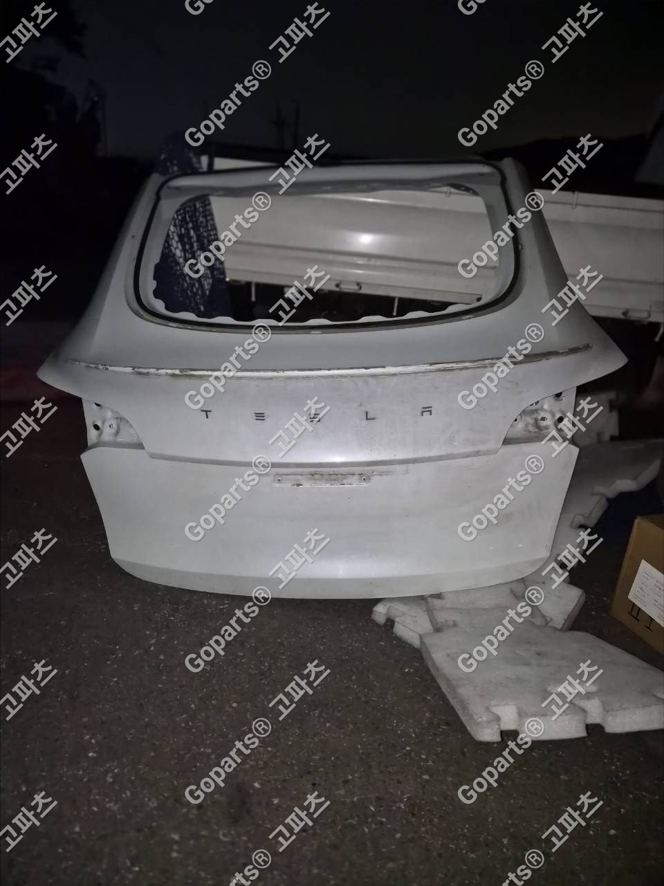 테슬라 모델Y 트렁크 테일게이트 350000원 중고