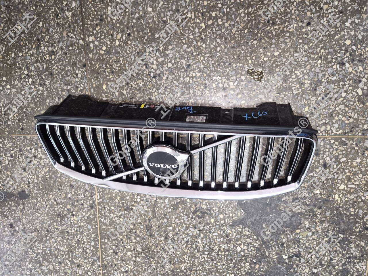볼보 XC60 2세대 전면 라디에이터 그릴 상세사진 2
