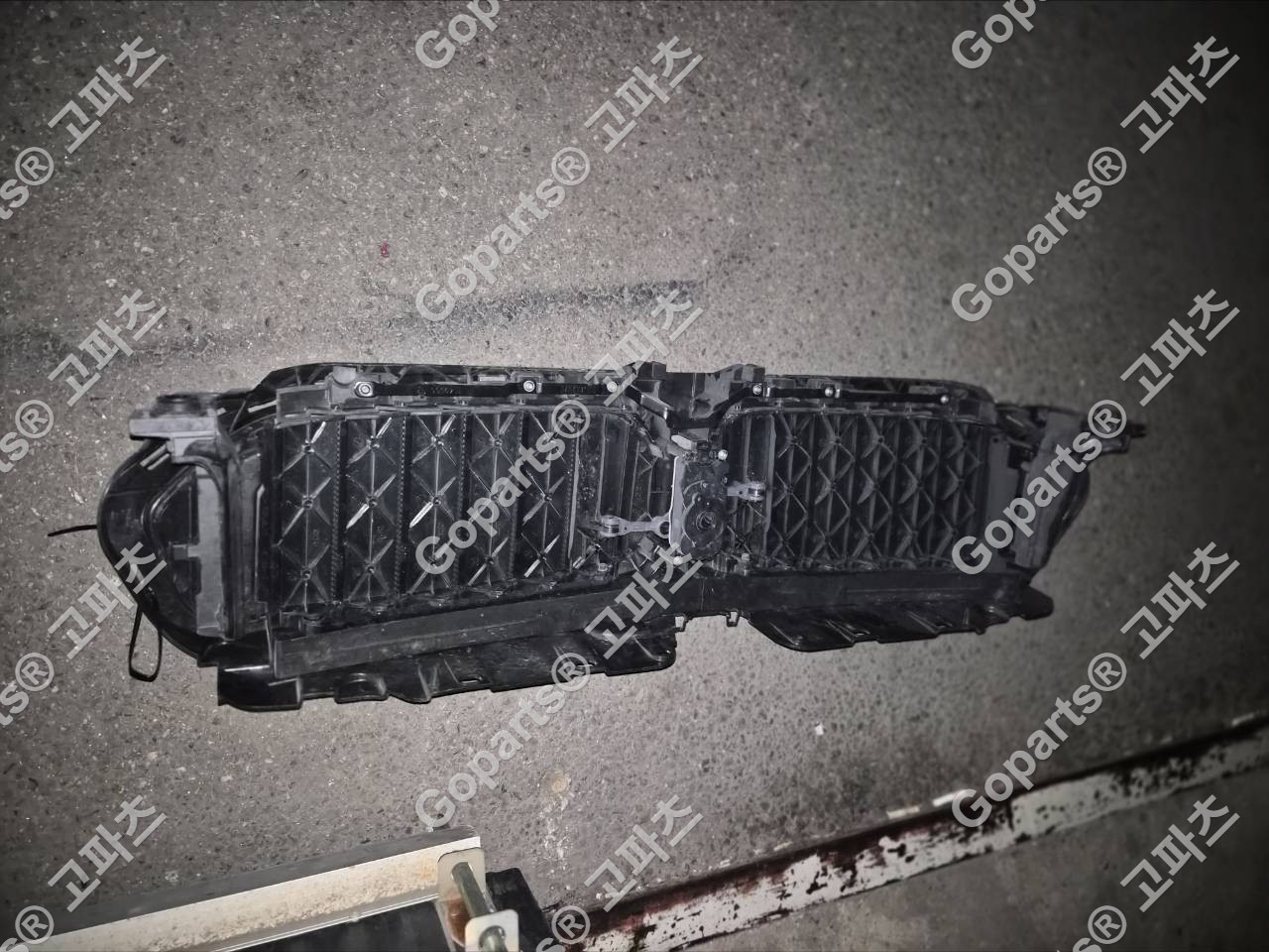 BMW G32 6GT 후기형 에어 덕트 플랩 판넬 51745A218F5 상세사진 2