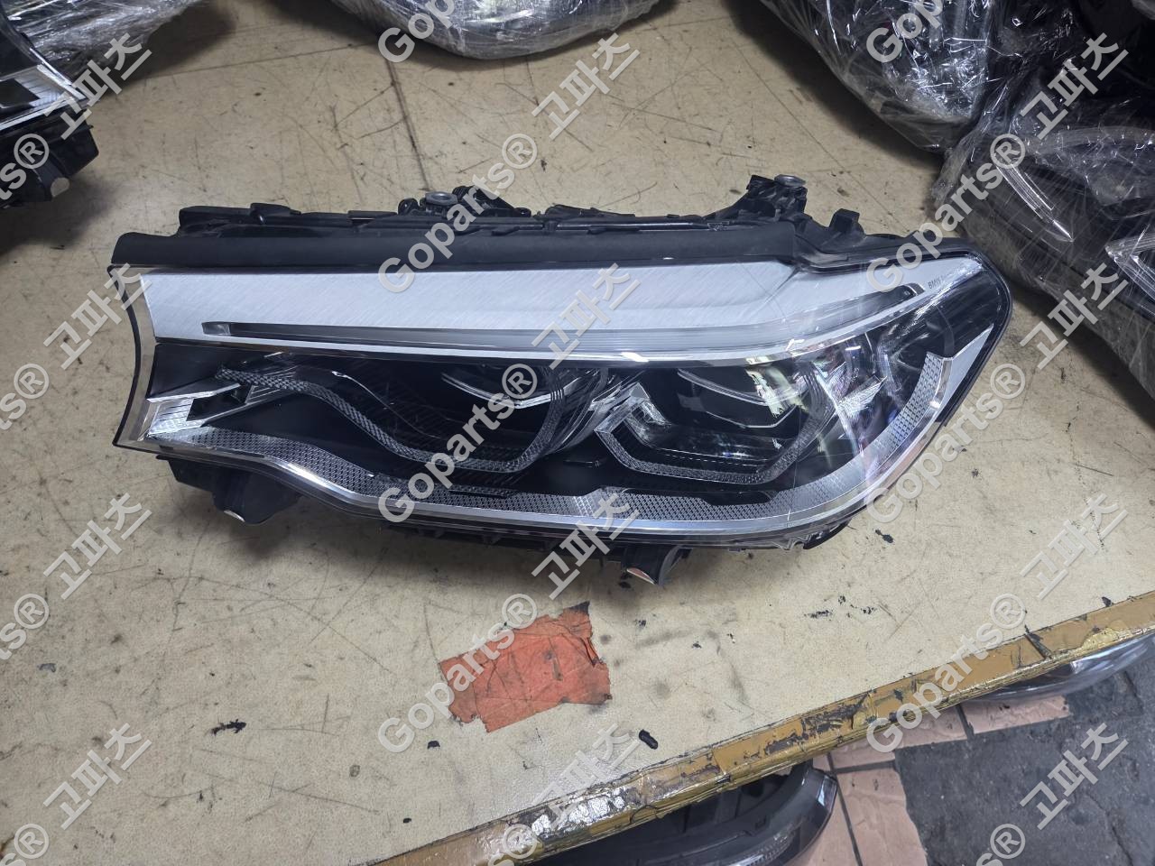 BMW G30 5시리즈 전기형 운전석 어뎁티브 LED 헤드라이트 63117214961 450000원 중고